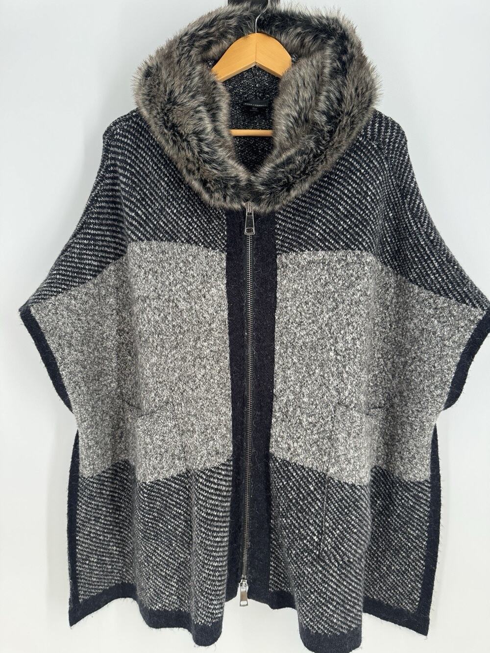 Coco & Carmen Pullover Hooded Pancho Sweater Faux Fur Size Women’s Small